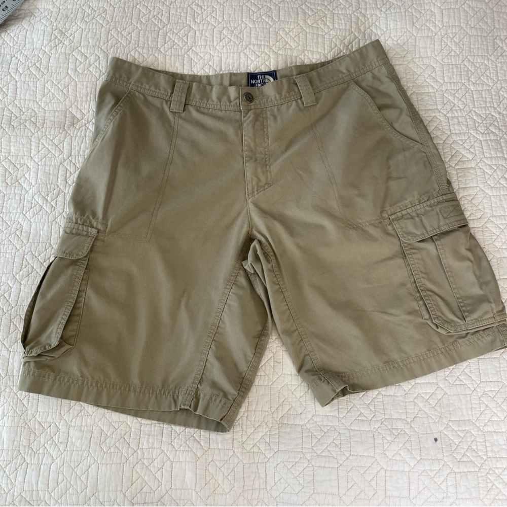 The North Face Men's Tan Khaki Cargo Shorts 38 waist lined mesh pockets